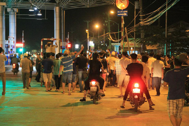 Người dân nấu gà, vịt để ăn mừng tin Thủ tướng quyết định ngừng thu phí BOT Cai Lậy 1 tháng Người dân nấu gà, vịt để ăn mừng tin Thủ tướng quyết định ngừng thu phí BOT Cai Lậy 1 tháng